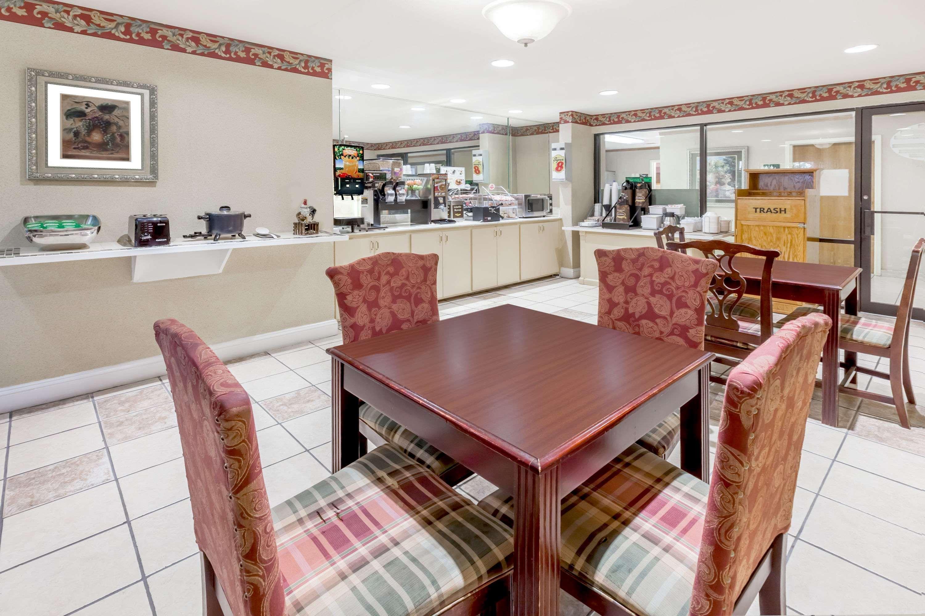 ซูเปอร์ 8 บาย วินด์แฮม ไพน์บลัฟฟ์ Hotel ภายนอก รูปภาพ